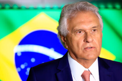 Caiado pressiona Assembleia e exige devolução integral de R$ 600 milhões: crise política se instala em Goiás
