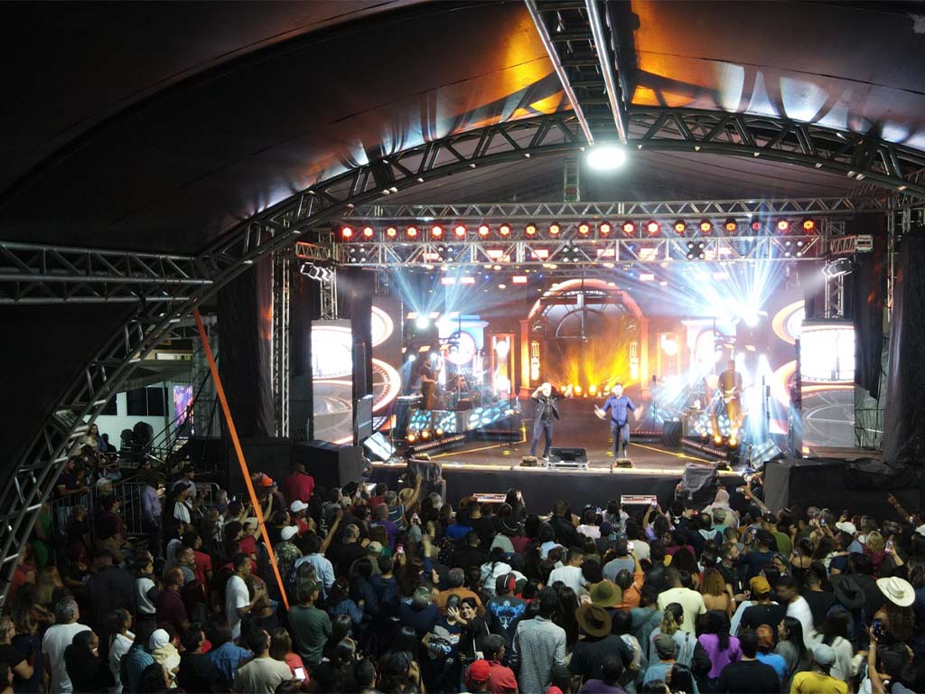 Show ao vivo com multidão animada à noite.