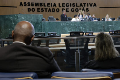 Goiânia aprova projeto inovador para combater evasão escolar entre pais e mães adolescentes