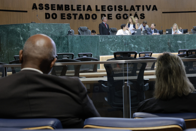 Goiânia aprova projeto inovador para combater evasão escolar entre pais e mães adolescentes