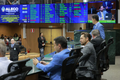 Deputados deliberam sobre 74 proposituras em sessão da Assembleia de Goiás hoje, destacando nova lei sobre cargos comissionados.