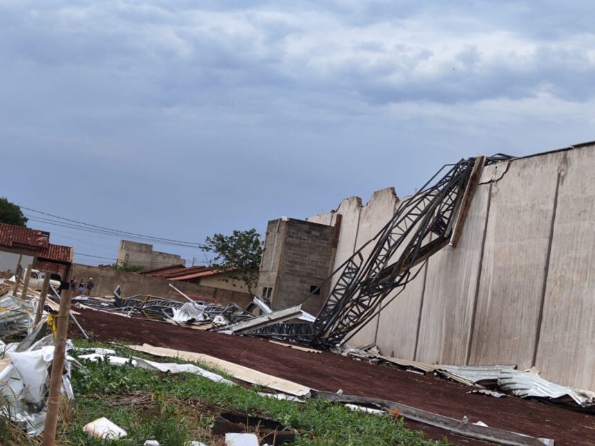 Fortes chuvas e vendaval causam destruição em Itumbiara (GO)
