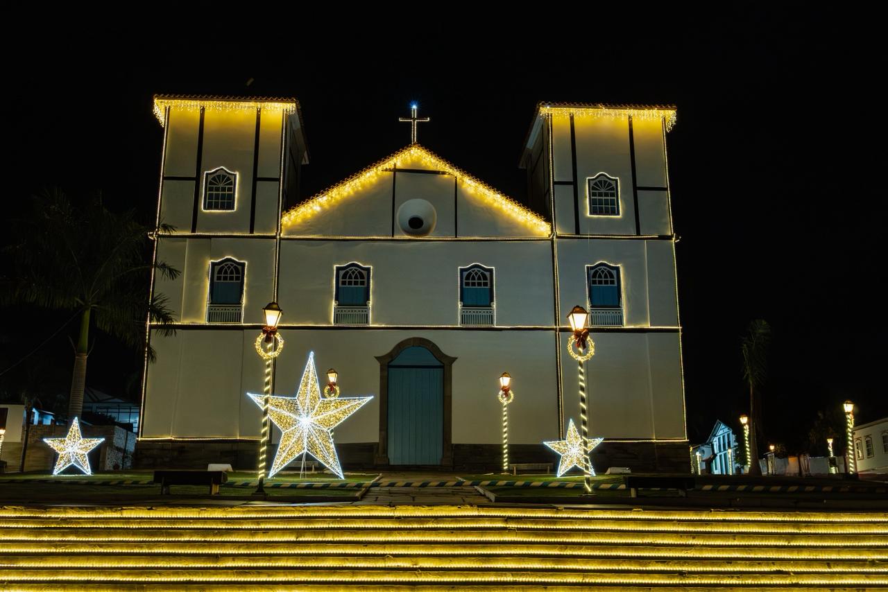Igreja iluminada com decorações natalinas à noite