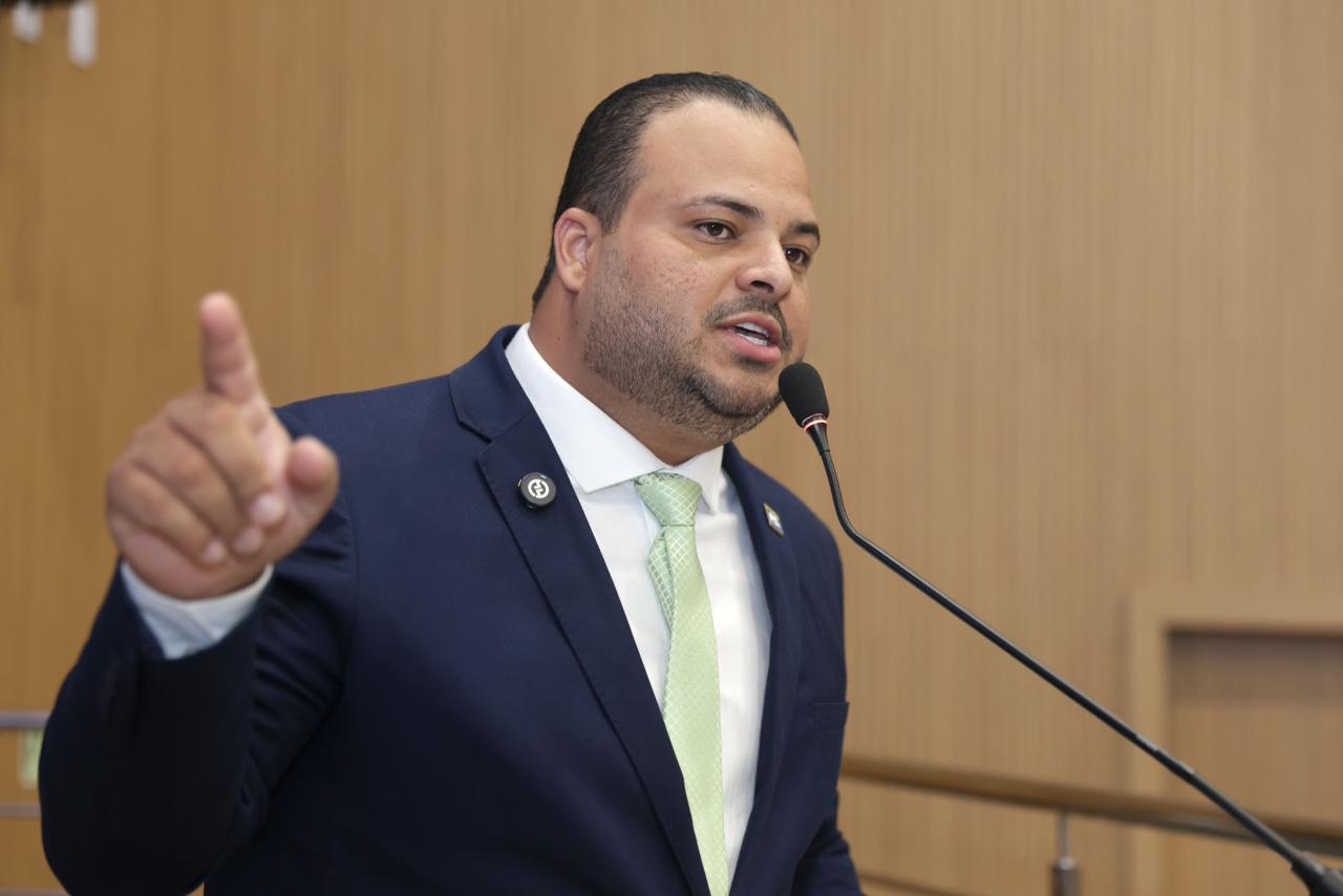 Projeto de Dieyme Vasconcelos proíbe obras com conteúdo inapropriado nas escolas de Aparecida