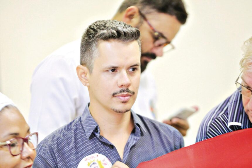 Vereador e PRF cassado do PT defende maconha enquanto deveria defender a lei Vereador e PRF cassado do PT defende maconha enquanto deveria defender a lei