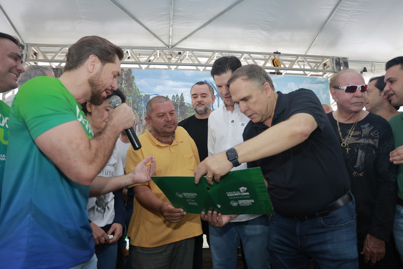 Deputados Aqui encerra atividades com homenagens a Iris Rezende e entrega de brinquedos em Goiânia