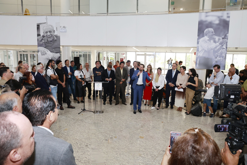 Bruno Peixoto homenageia Iris Rezende em inauguração da exposição “Os Últimos Olhares” no Palácio Maguito Vilela