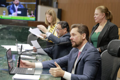 Governo de Goiás aprova atualização do ICMS sobre combustíveis após intenso debate no plenário