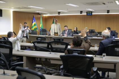 Alego promove exposições e fórum sobre minerais estratégicos durante atividade legislativa em Goiás