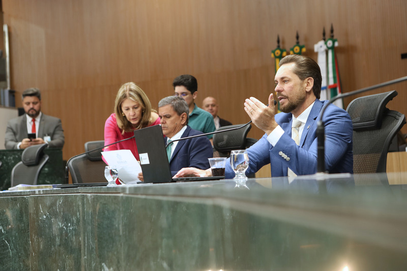Casa aprova bônus para servidores da educação e altera fundo estadual em Goiás