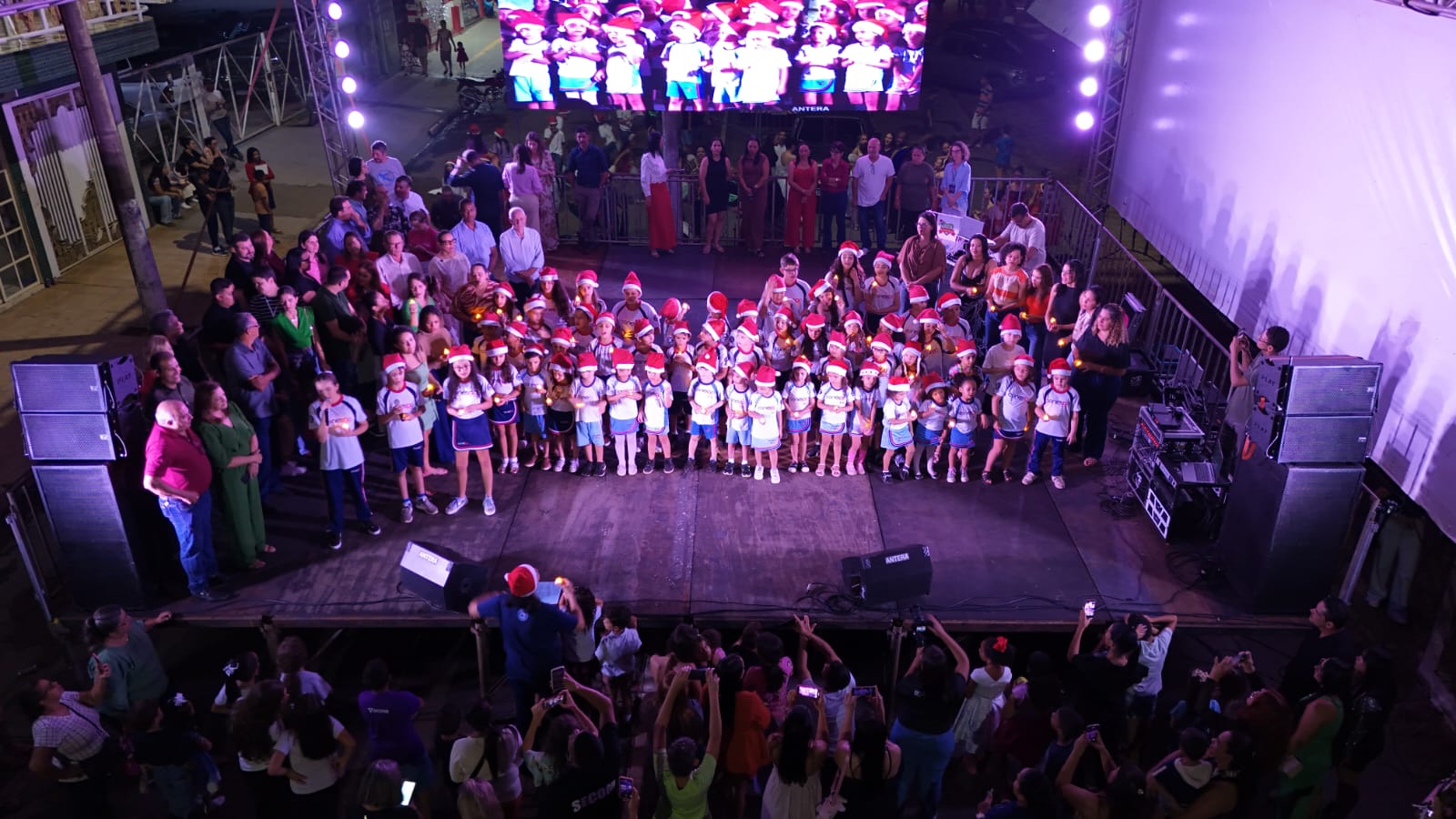 Natal de Luzes e Magia encanta Uruaçu e reúne multidão na abertura oficial das festividades