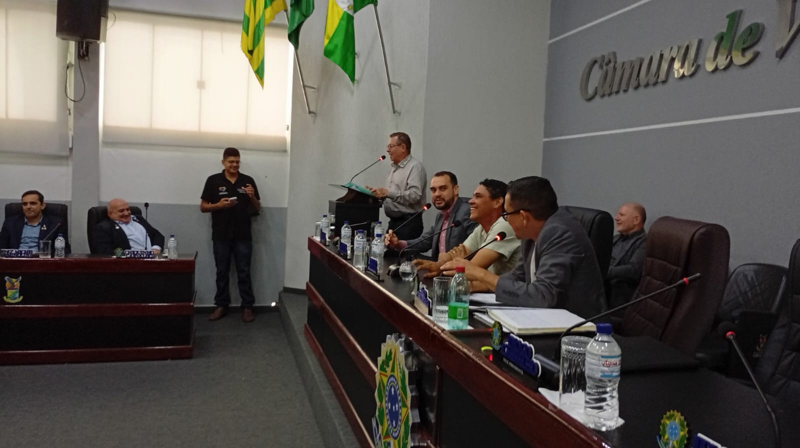 Reunião na Câmara de Vereadores com várias pessoas.