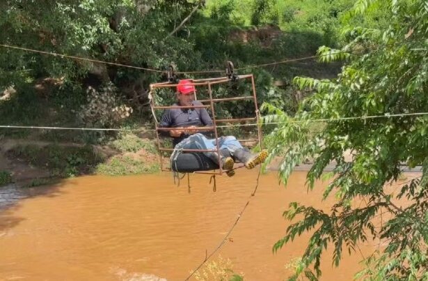 Ponte é arrastada pela chuva e moradores improvisam tirolesa entre cidades goianas
