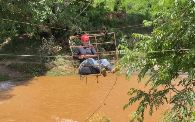Ponte é arrastada pela chuva e moradores improvisam tirolesa entre cidades goianas