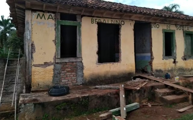 Casa antiga em reforma, parede amarela.