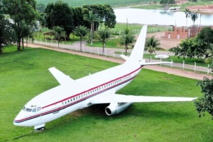 Avião de 35 toneladas vira atração em fazenda de Goiás