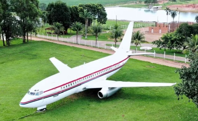 Avião de 35 toneladas vira atração em fazenda de Goiás