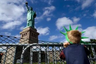 De gold card a congelamento de vistos: Trump endurece entrada nos EUA e muda regras para estrangeiros