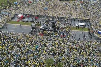 Multidão acompanha chegada de Nikolas Ferreira a Brasília