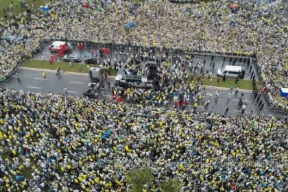 Multidão acompanha chegada de Nikolas Ferreira a Brasília