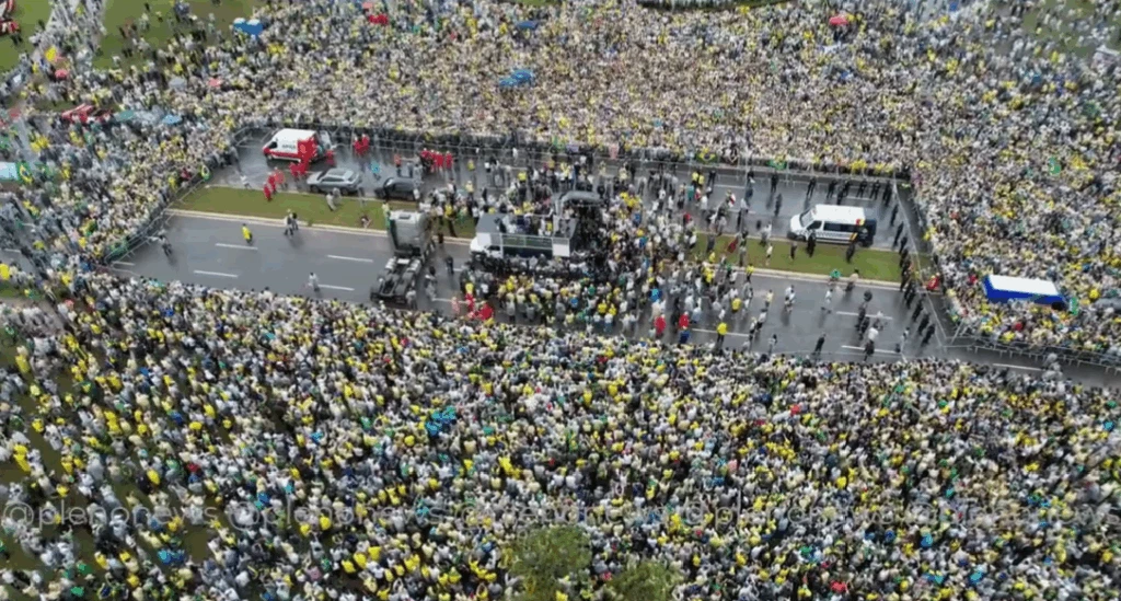 Multidão acompanha chegada de Nikolas Ferreira a Brasília