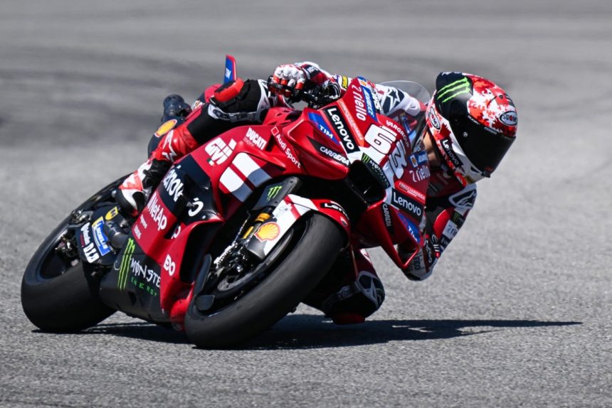 Yamaha ganha vantagem sobre Aprilia na disputa por Francesco Bagnaia, bloqueando transferência dos sonhos do piloto.