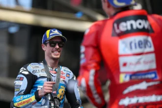 Francesco Bagnaia e Alex Marquez disputam vaga na mesma equipe de MotoGP para 2027 após contratações da Ducati.