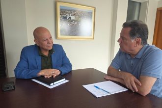 Marconi vem a Aparecida e usa escritório político do Prof. Alcides para atender lideranças locais