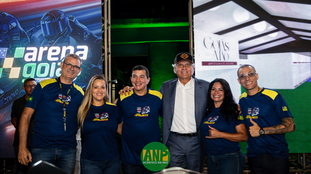Grupo sorridente em evento esportivo.