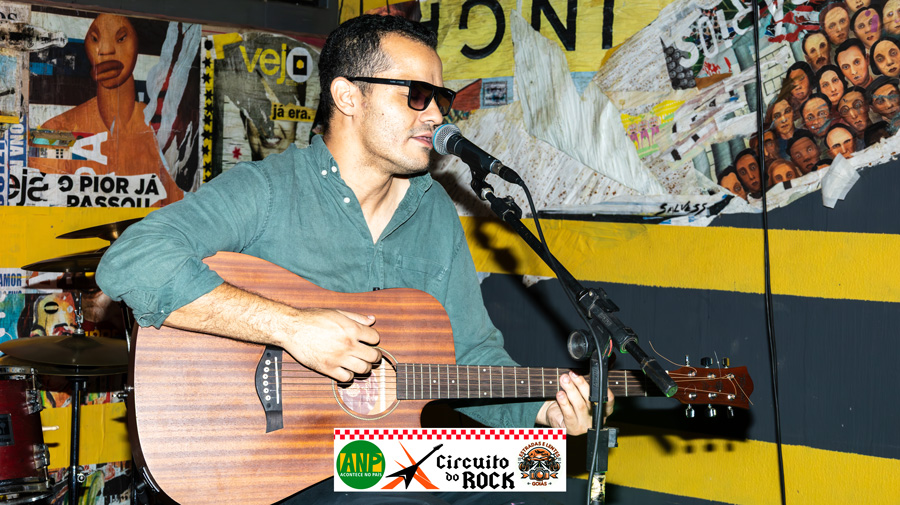 Músico com violão em palco de rock