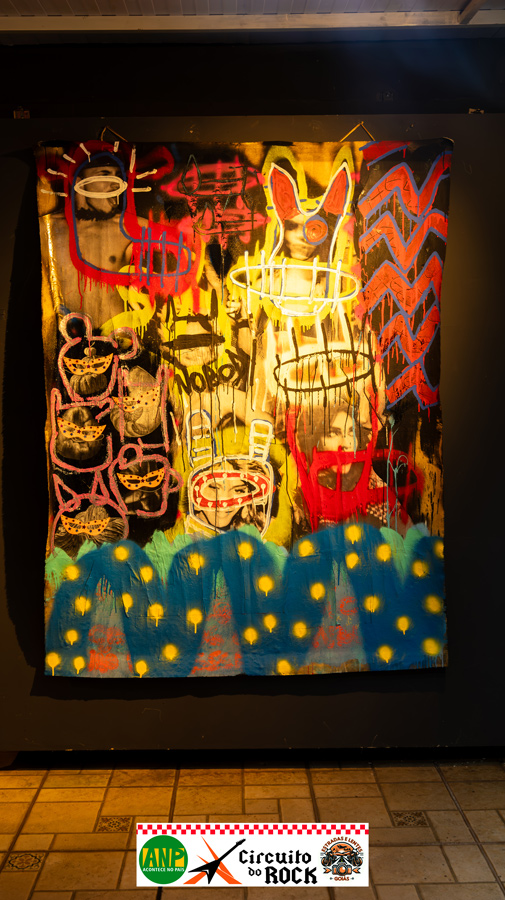 Arte colorida com figuras abstratas em parede.