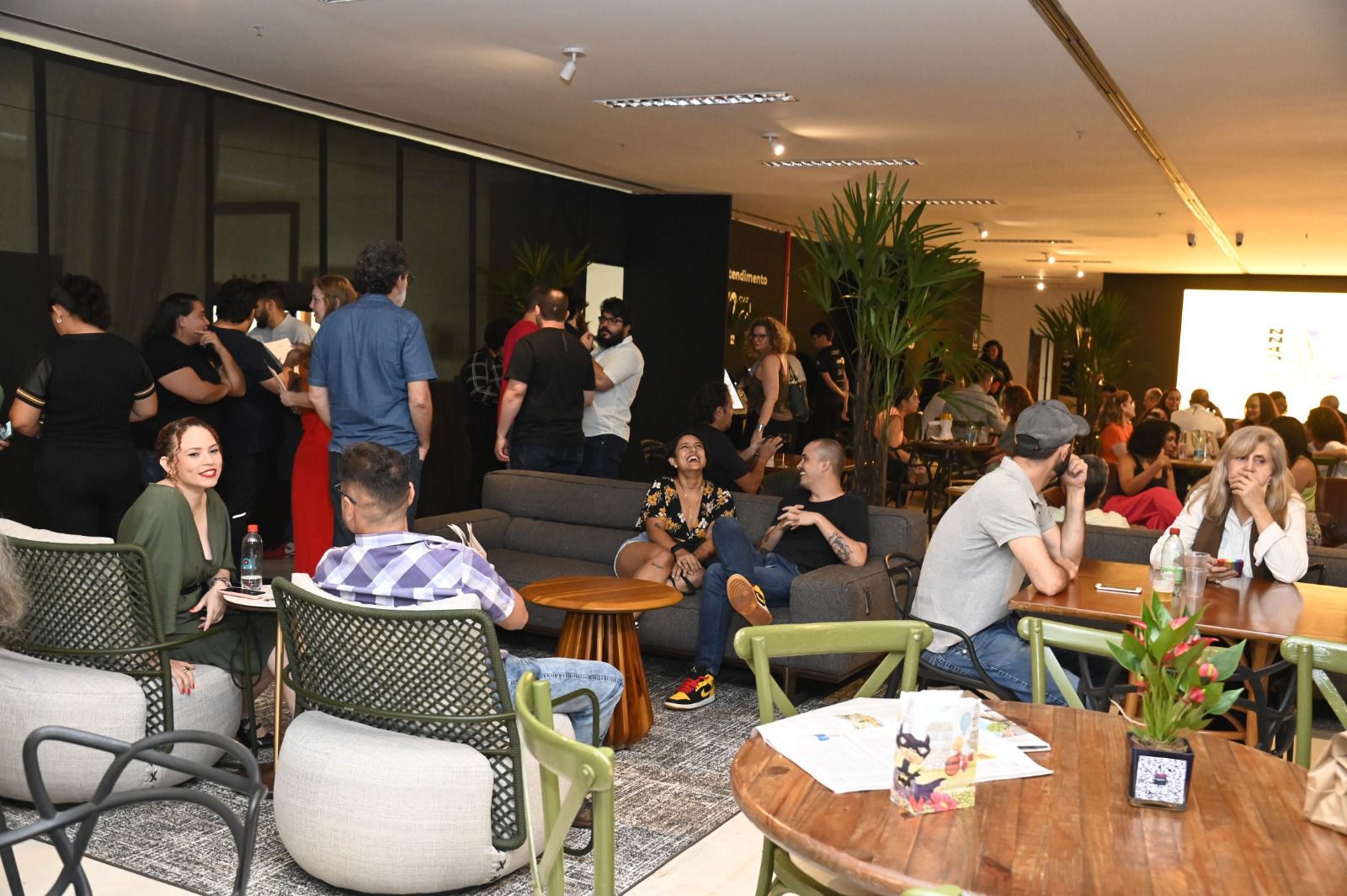 Pessoas socializando em um evento interno.