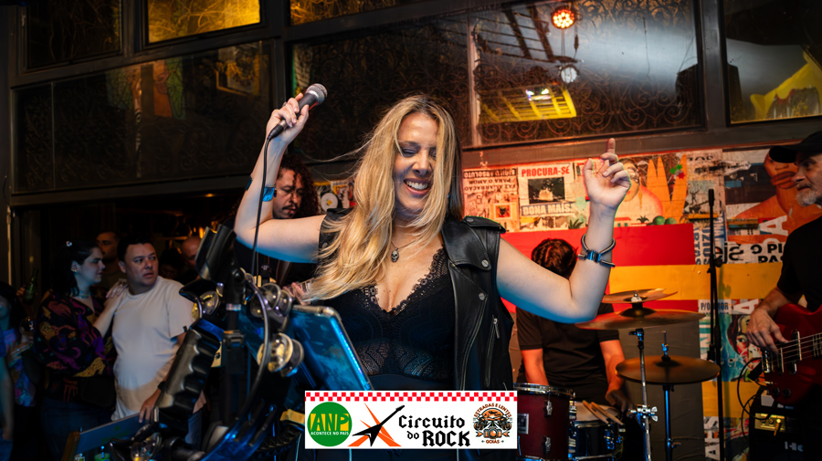 Mulher cantando animada em show de rock