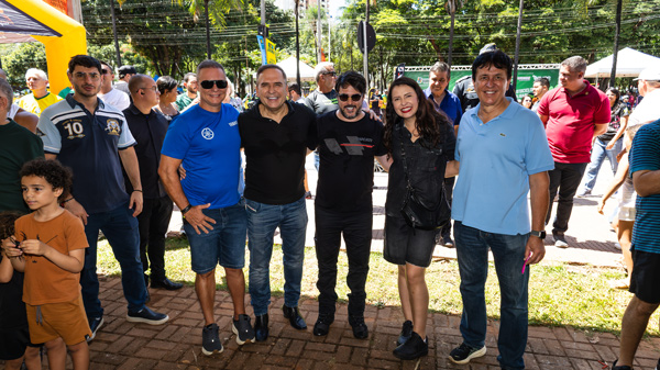 Pessoas reunidas em evento ao ar livre.