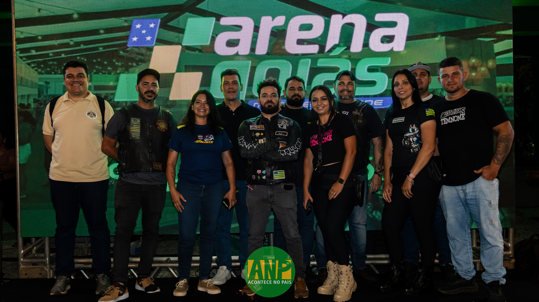 Grupo de pessoas em evento da Arena Goiás.