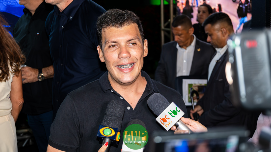 Homem dando entrevista com microfones