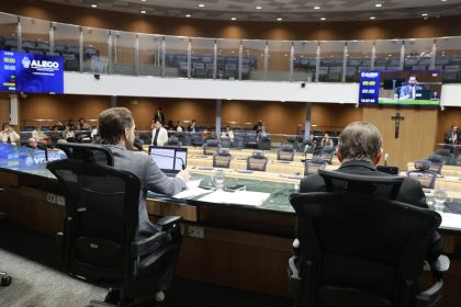 Deputados avaliam 84 processos legislativos, incluindo propostas do Executivo e do TCE, em sessão deliberativa