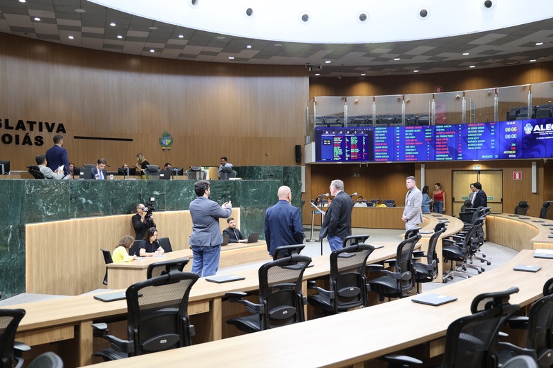 Revisão de vencimentos do pessoal civil e militar é alterada em sessão ordinária na Alego