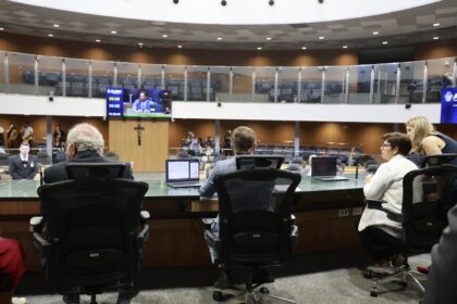 Deputados de Goiás aprovam projeto que amplia benefícios para pessoas com surdez