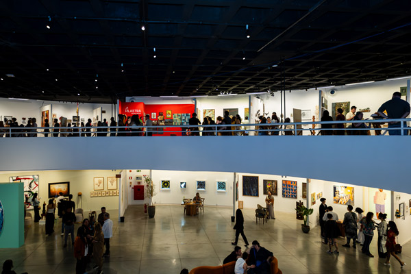 Visitantes em galeria de arte moderna ampla