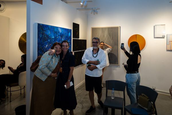 Visitantes em galeria de arte contemporânea