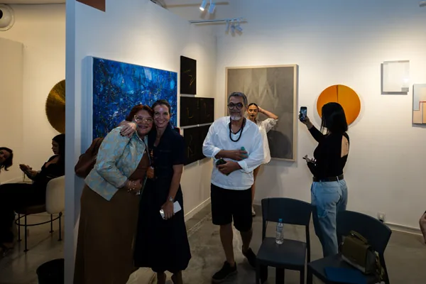 Visitantes em galeria de arte contemporânea