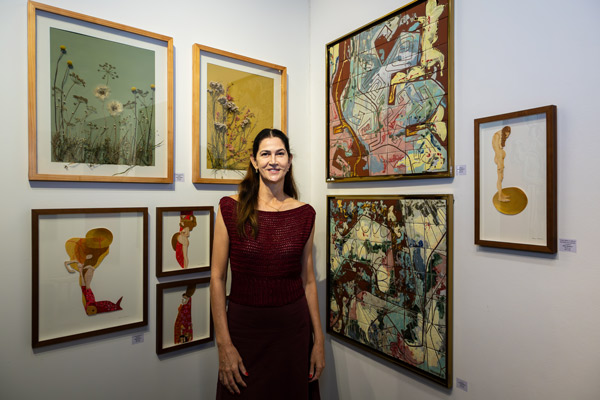 Mulher em galeria de arte com pinturas