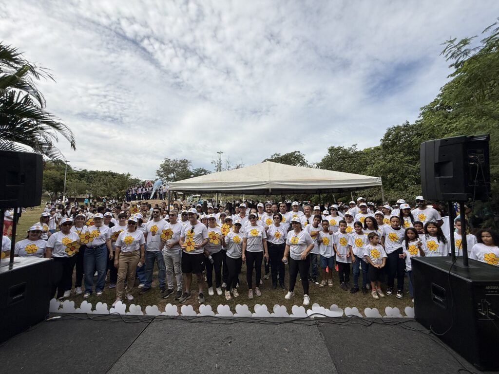 Grupo grande em evento ao ar livre