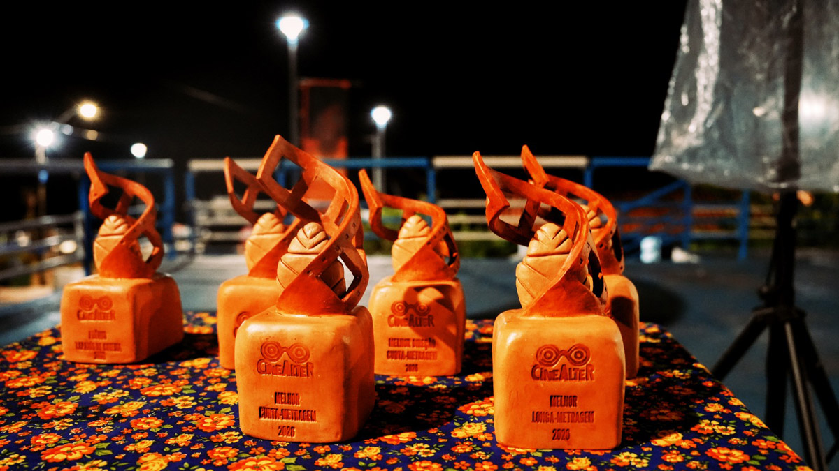 Troféus laranja de festival sobre mesa florida à noite