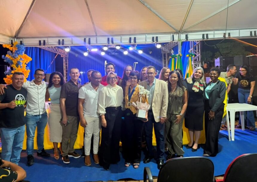 Uruaçu homenageia personalidades em solenidade pelos 95 anos do município