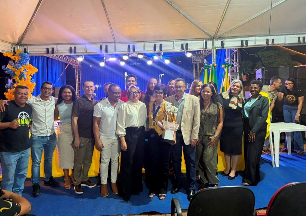 Uruaçu homenageia personalidades em solenidade pelos 95 anos do município