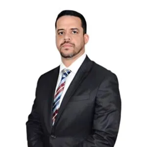 Homem de terno escuro posando formalmente