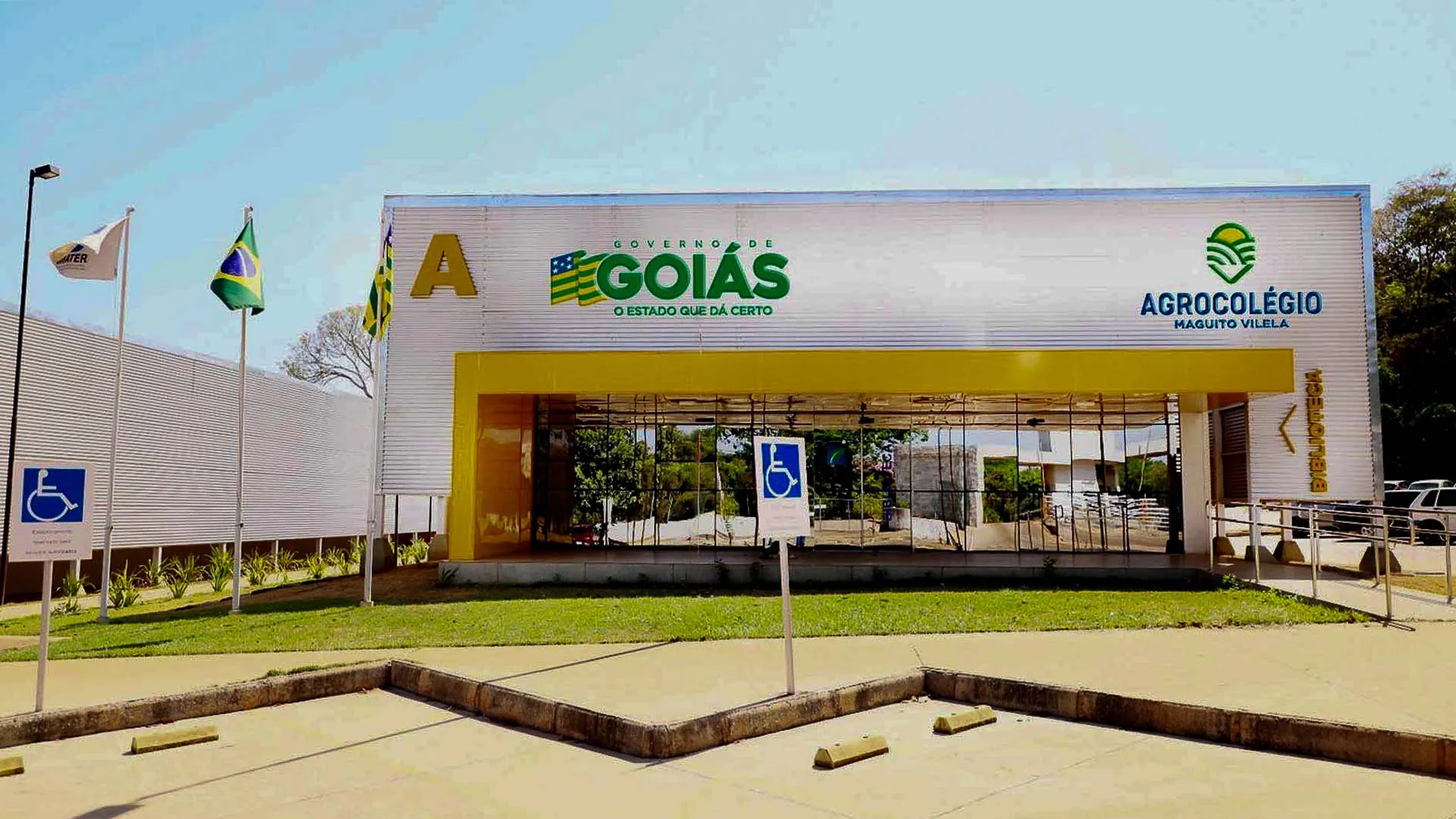 Governador Sanciona Nova Lei de Organização Administrativa do Agrocolégio Maguito Vilela. Governador Sanciona Nova Lei de Organização Administrativa do Agrocolégio Maguito Vilela.