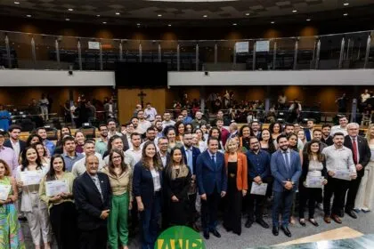 Engenheiros florestais são homenageados em sessão histórica na Assembleia Legislativa de Goiás. Engenheiros florestais são homenageados em sessão histórica na Assembleia Legislativa de Goiás.